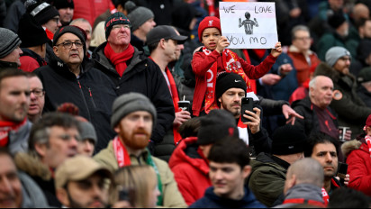 Hukuman Berat Bagi Suporter Liverpool yang Masuk ke Lapangan Saat Menghadapi MU