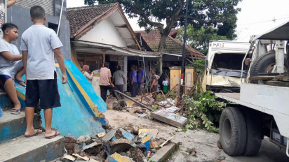 Alami Rem Blong di Probolinggo, Bus Pariwisata Bromo Sasak Lima Kendaraan Parkir dan Rumah Warga