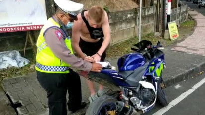 Tak Pakai Baju dan Plat Motor, WNA asal Rusia di Sanur Bali Ditilang Polisi