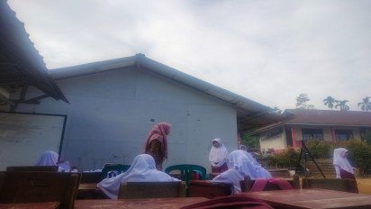 Pascagempa Mengguncang Pasaman Barat, Sejumlah Murid SD Masih Belajar Beratapkan Langit Lebih Setahun