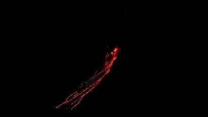 Cuaca Cerah, Gunung Semeru Teramati Terus Keluarkan Letusan Disertai Guguran Lava Pijar Sejauh 800 Meter ke Arah Tenggara