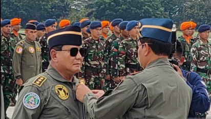 Usai Tandem Terbang Pesawat F-16, Prabowo Subianto Terima Brevet Wing Penerbang Kehormatan