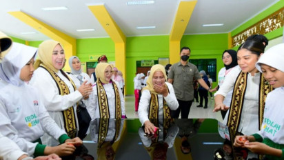 Sstt... Ibu Negara Lihai Main Congklak dan Bekel Bersama Anak-Anak di Lampung