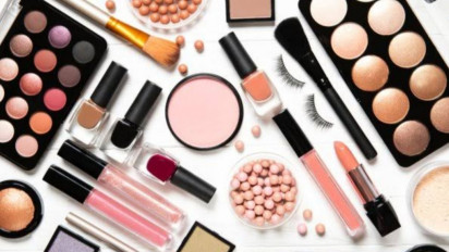 Waspada, Seorang Ibu Rumah Tangga di Surabaya Jual Make Up Branded Harga Miring, Tipu Ratusan Konsumen