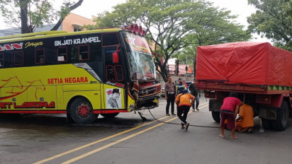 Nahas! Ayah dan Anak Tewas Ditabrak Armada Bus Ugal-ugalan