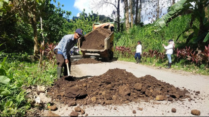 Jelang Ramadhan, Jalan Berlubang di Sejumlah Titik di Banyuwangi Selatan Diperbaiki