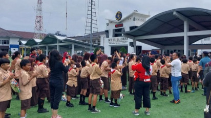 Berikan Trauma Healing, TNI Ajak Anak Korban Kebakaran Depo Pertamina Plumpang Rekreasi Naik Kapal Perang KRI Banda Aceh
