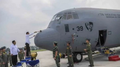Presiden Jokowi Mandikan Pesawat Super Hercules TNI AU Pakai Air Kembang