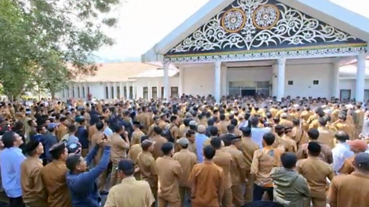Upah Tak Dibayar Ribuan Perangkat Desa Kepung Kantor DPRK Aceh Tengah
            - galeri foto