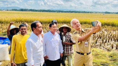 Momen Langka! Jokowi-Prabowo Subianto-Ganjar Pranowo "Selfie" Bersama di Sawah