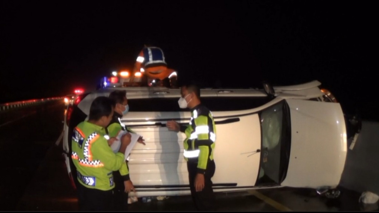 Mobil Pajero Rombongan Seniman Bali Oleng dan Terguling di Jalan Tol Ngawi, 4 Orang Terluka
            - galeri foto