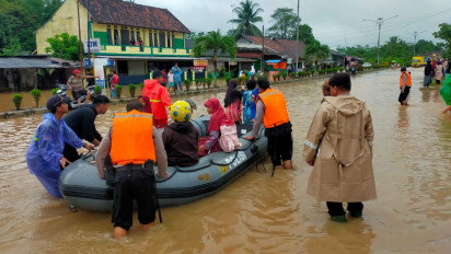 Banjir Rendam Rumah dan Pasar di Lampung Timur, Polisi Evakuasi Warga Dengan Perahu Karet