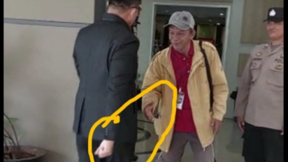 Momen saat Ketua DPRD Lutim Menolak Jabat Tangan Warga