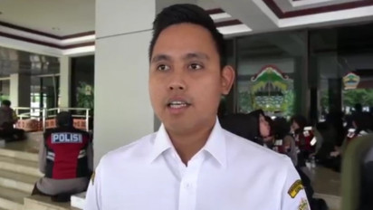 Bupati Kendal Dico Curhat ke Ganjar, Jalan Provinsi dan Nasional Rusak Bagai Jeglongan Sewu