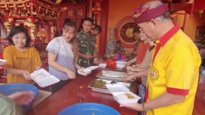 Banjir di Pati Belum Surut, Kelenteng Hok Tik Bio Disulap Jadi Dapur Umum