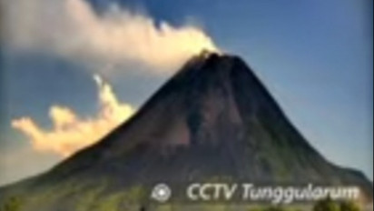 Guguran Lava Pijar Kembali Meluncur dari Kawah Gunung Merapi Sejauh 1 Kilometer