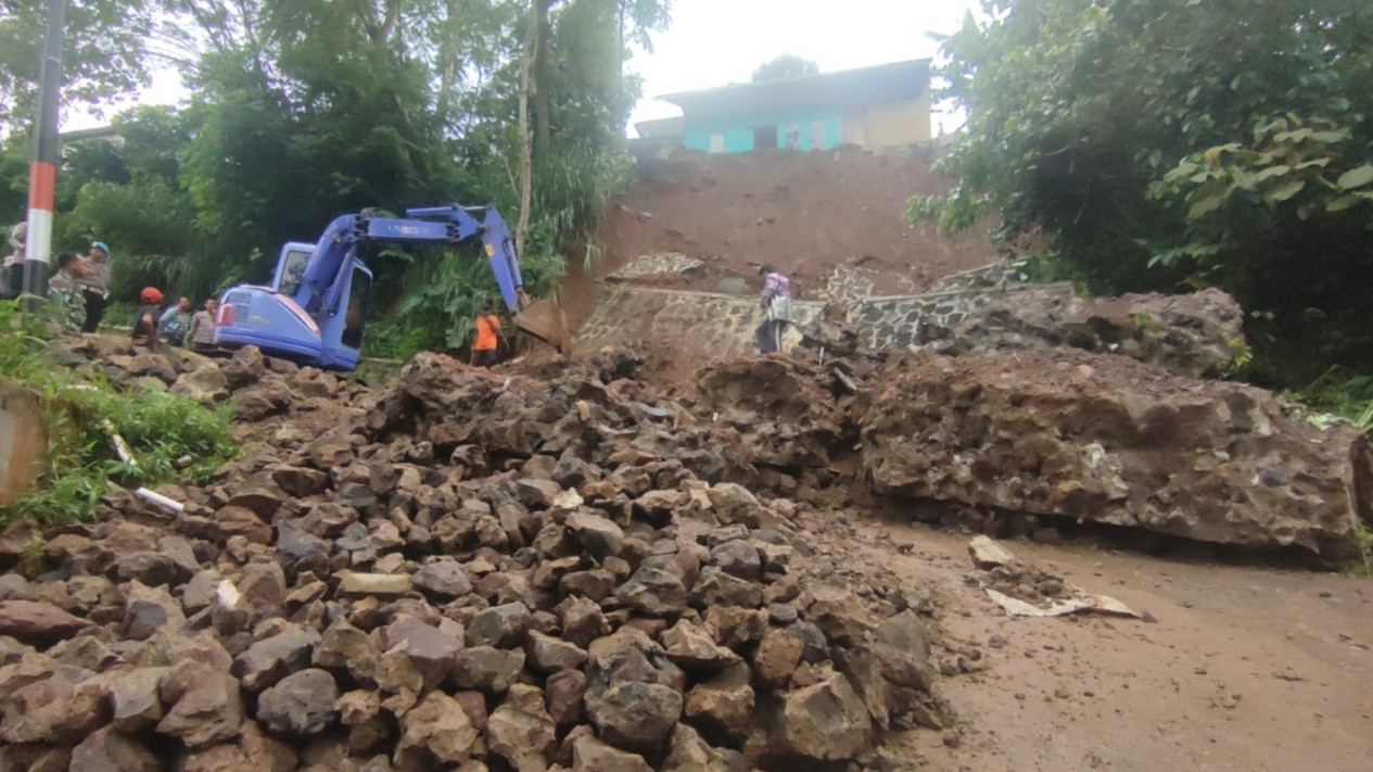 Longsor Tutup Jalan Utama Desa, Warga Terpaksa Terobos Meski berbahaya
            - galeri foto