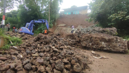 Longsor Tutup Jalan Utama Desa, Warga Terpaksa Terobos Meski berbahaya