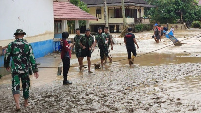 Banjir di Lahat, Warga Bersama TNI dan Polri Bersihkan Material Banjir