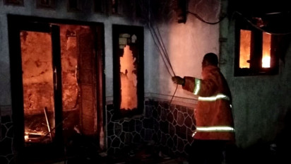 Gegara Bocah Main Korek Api dalam Kamar, Satu Rumah Warga Ludes Terbakar