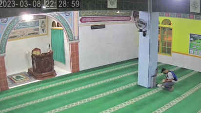 Aksi Pria di Tanjungpinang Bobol Kotak Infaq Masjid Terekam CCTV