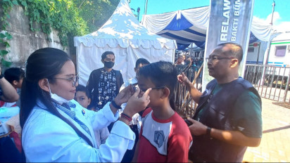 Layanan Kesehatan Gratis, Relawan BUMN Bagi-bagi Kacamata Gratis ke Siswa di Banyuwangi