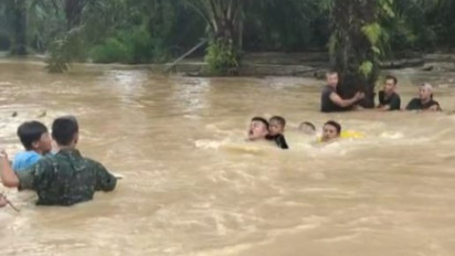 Aksi Heroik Seorang Personel Polisi Selamatkan Bocah Korban Banjir di Kabupaten Dharmasraya