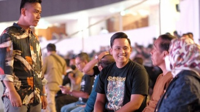 Berani Beda, Bupati Kendal Dico Nonton Konser Deep Purple Malah Pakai Kaos Slankers