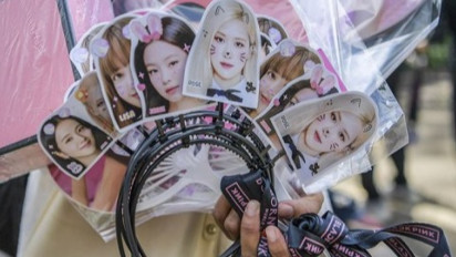 Jelang Konser BLACKPINK di Jakarta Pernak-pernik Ramai Dijual, Ada Kipas Gambar Jennie hingga Bando Gambar Rose
