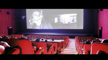 Serunya Nonton Bioskop Bareng Keluarga, Inilah Jadwal Bioskop di Surabaya Weekend Ini