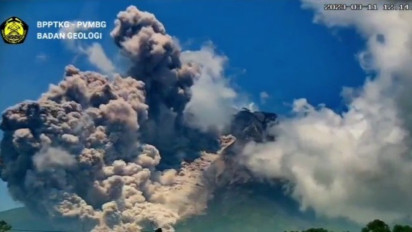 Merapi Luncurkan Awan Panas dan Hujan Abu, BPBD Jateng Bantu Masker dan Minta Warga Jauhi Zona 7 Kilometer