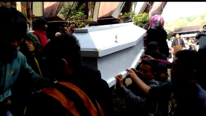 Mahasiswa Korban Penembakan KKB di Yahukimo Tiba Dirumah Duka, Keluarga Histeris