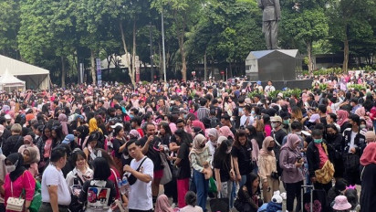 Konser Blackpink: Para Penggemar Berbusana Merah Muda Penuhi Gelora Bung Karno