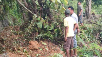 Akses Jalan Tertimbun Longsor Satu Desa di Aceh Barat Terisolir