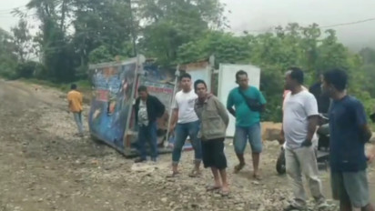 Truk Terguling di Jalur Batu Jomba Tapanuli Selatan, Ratusan Kendaraan Terjebak Macet Hingga 17 Jam Lebih