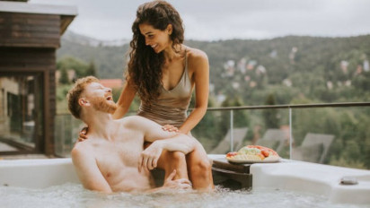 Tips Bercinta di Dalam Air, Jacuzzi Jadi Tempat Favorit, Kapan Lagi Paksu dan Bunda Rileks Saat Berhubungan Intim