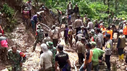 Hujan Deras Hambat Pencarian Empat Orang yang Tertimbun Longsor di Lampung