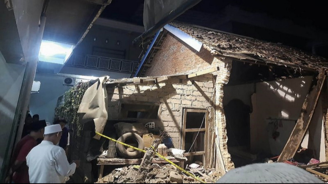 Duaarrr! Dua Rumah Hancur Satu Tewas Serta Dua Orang Lainnya Luka Akibat Ledakan Dahsyat di Kasembon Malang
            - galeri foto