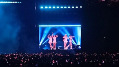 Konser BLACKPINK: Tali Baju Lepas Hingga BLINK Menjerit, Tapi Rose Tenang dan Terus Menyanyi