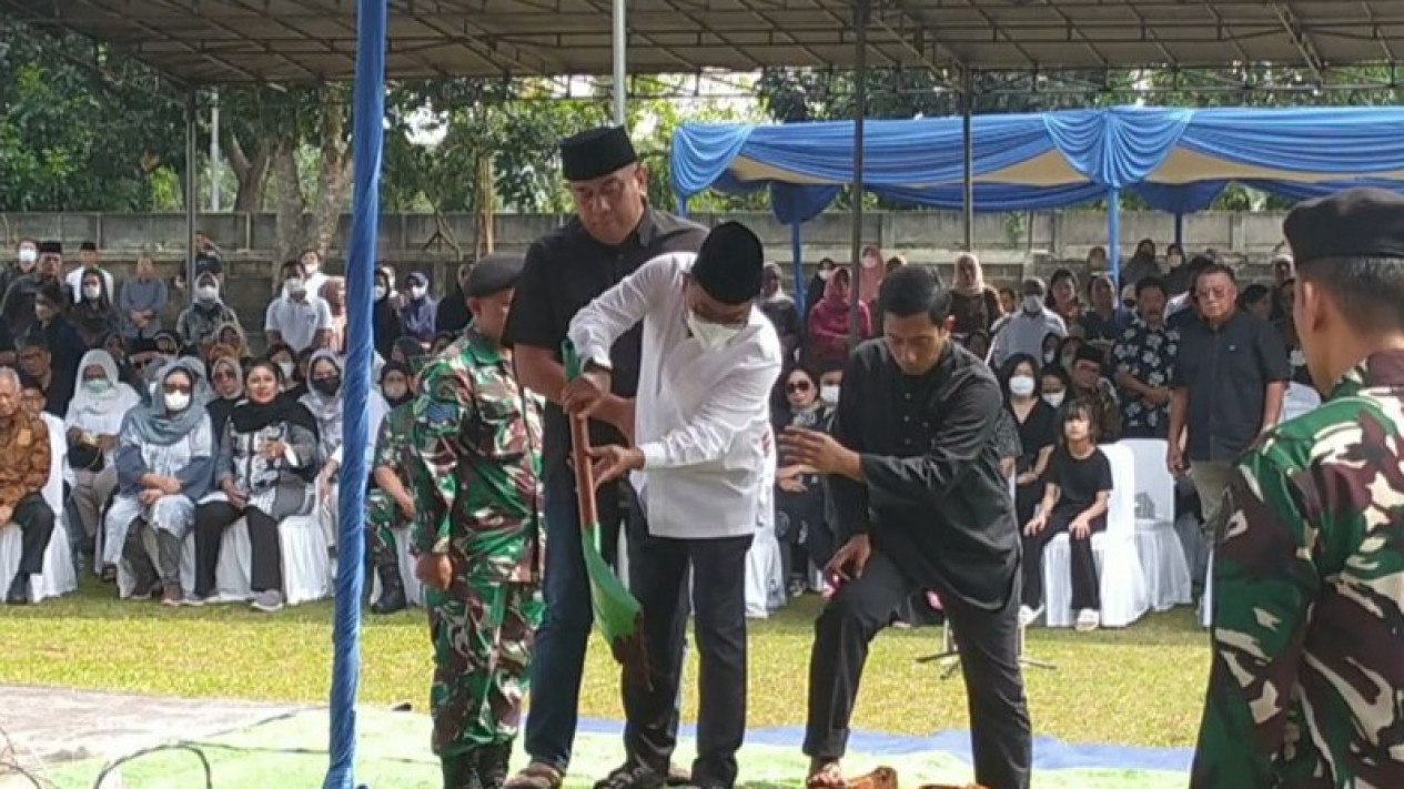 Moeldoko Berduka Istrinya Koesni Harningsih Meninggal Dunia: Sosok yang Setia dan Berdedikasi
            - galeri foto