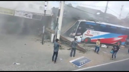 Diduga Rem Blong, Bus Sarat Penumpang Jurusan Jember - Probolinggo Tabrak Bangunan dan Motor