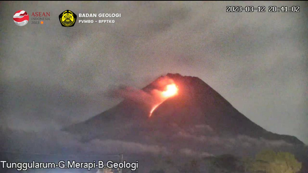 BBPTKG Yogyakarta Catat Awan Panas Guguran Gunung Merapi Meluncur 2 Kilometer pada Minggu (12/3) Pukul 20.41 WIB
            - galeri foto