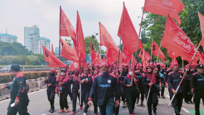 Ramai-ramai Partai Buruh Geruduk Kantor DPR, Tolak Omnibus Law Cipta Kerja