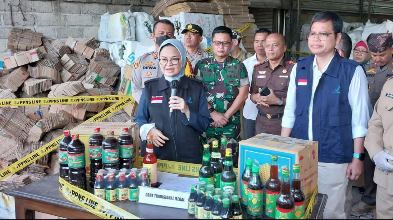 Gunakan Bahan Kimia, Pabrik Jamu Ilegal di Banyuwangi Digerebek BPOM
            - galeri foto