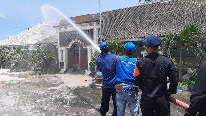 Abu Vulkanik Merapi yang Menyelimuti Gedung Sekolah di Boyolali Mulai Dibersihkan