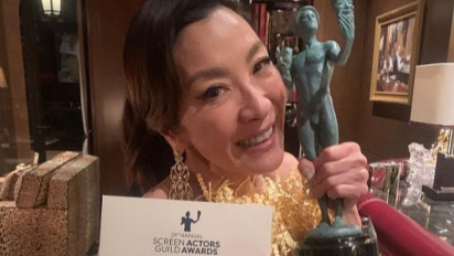 Bintang Film "Everything Everywhere All at Once" Michelle Yeoh Raih Penghargaan Aktris Terbaik Oscar 2023