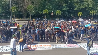 Tolak Uang Pangkal bagi Mahasiswa Baru, Ratusan Mahasiswa UGM Demo Rektor