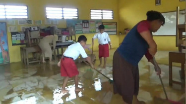 Banjir Surut, Guru dan Siswa SD di Pati Bersihkan Sekolah dari Lumpur Sisa Banjir