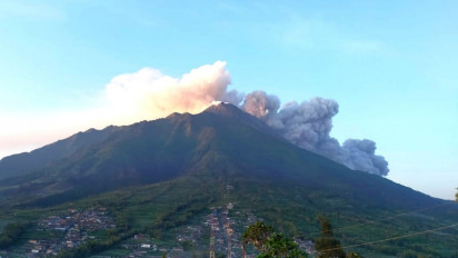 Merapi Erupsi 2 Kali, Hujan Abu Tipis Melanda Kalitengah Kidul Sleman