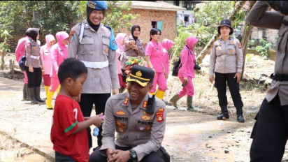 Pasca Banjir Bandang Jajaran Polda Sumsel Beri ‘Trauma Healing’